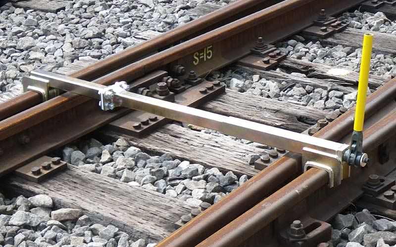 軌間整正器 ネジ式