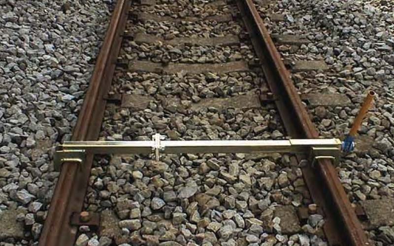 軌間整正器 ネジ式